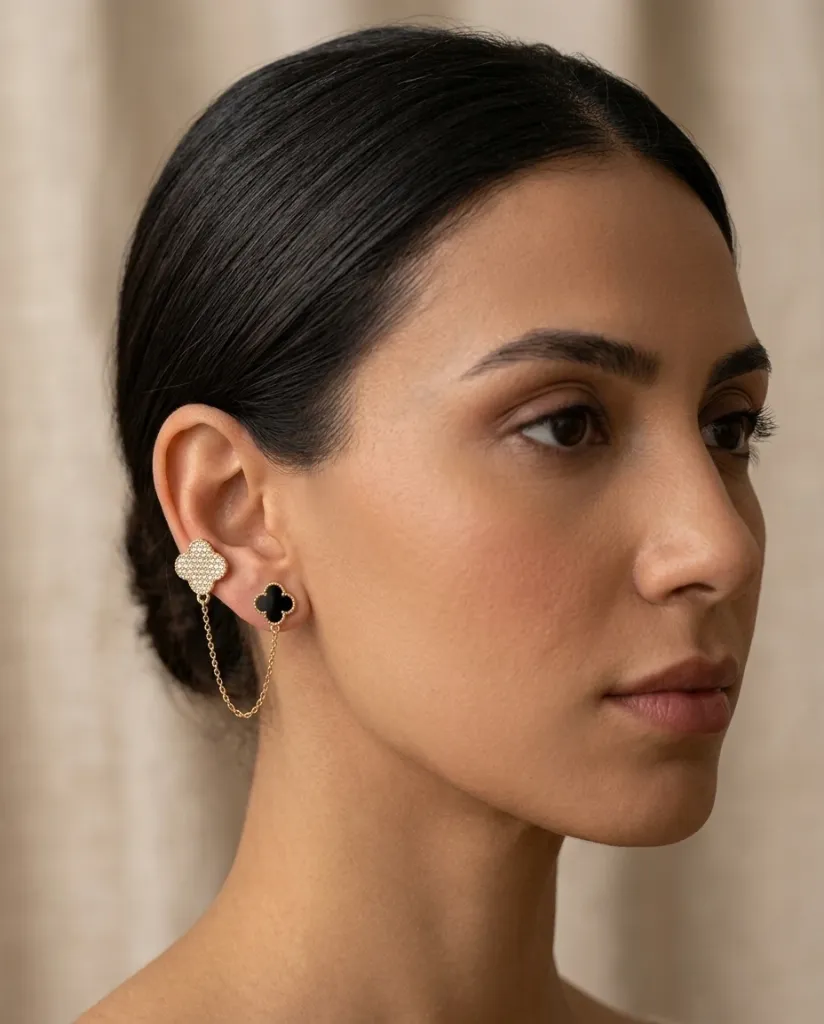 [Eari-00050-25] Studs (Black & White Clovers)
